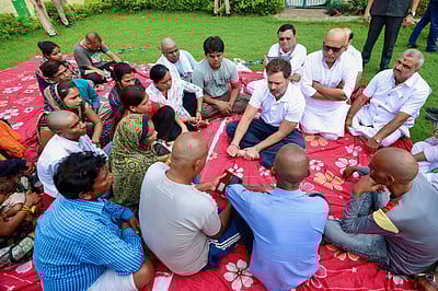 ஹாத்ரஸில் ராகுல் காந்தி - புகைப்படங்கள்